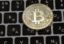 Курс биткойна за сутки упал на 13%